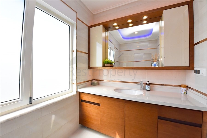 Просторный пентхаус 4+1 с видом на море в районе Махмутлар