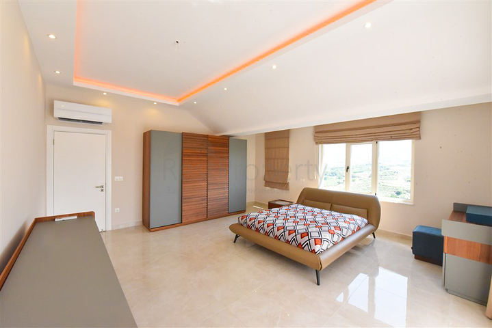 Просторный пентхаус 4+1 с видом на море в районе Махмутлар