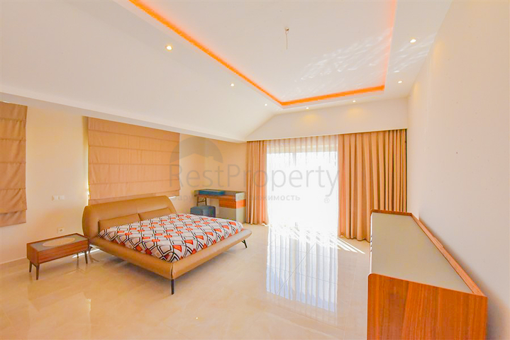 Просторный пентхаус 4+1 с видом на море в районе Махмутлар