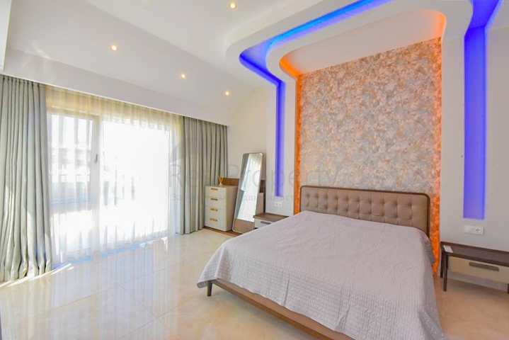 Просторный пентхаус 4+1 с видом на море в районе Махмутлар