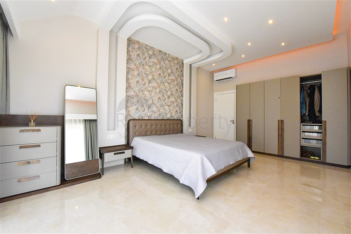 Просторный пентхаус 4+1 с видом на море в районе Махмутлар