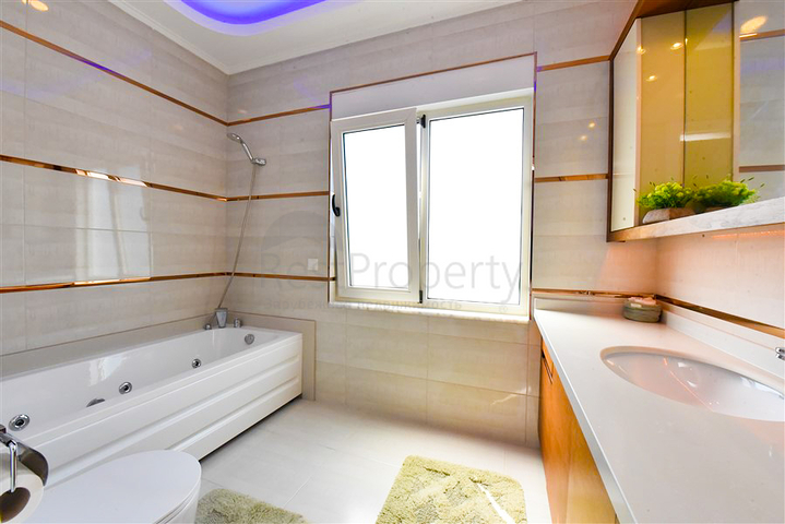 Просторный пентхаус 4+1 с видом на море в районе Махмутлар