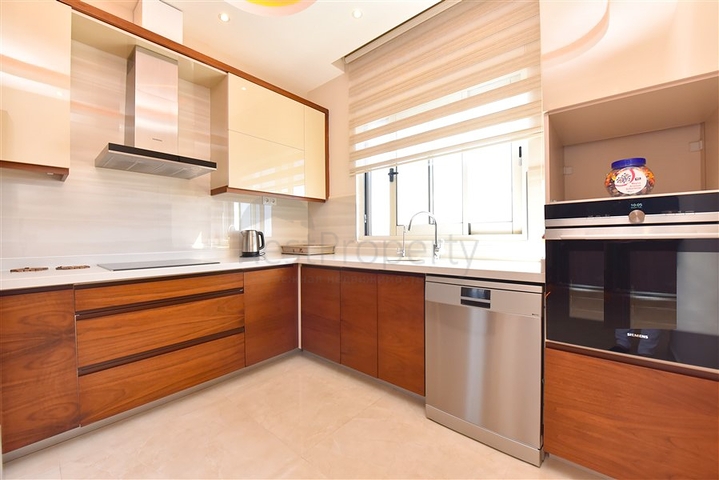 Просторный пентхаус 4+1 с видом на море в районе Махмутлар