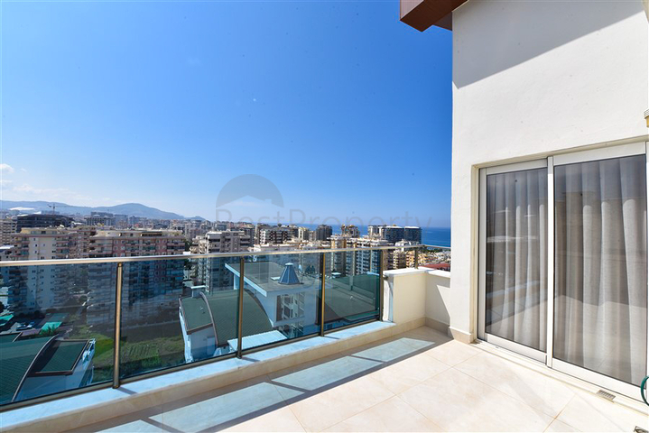 Просторный пентхаус 4+1 с видом на море в районе Махмутлар