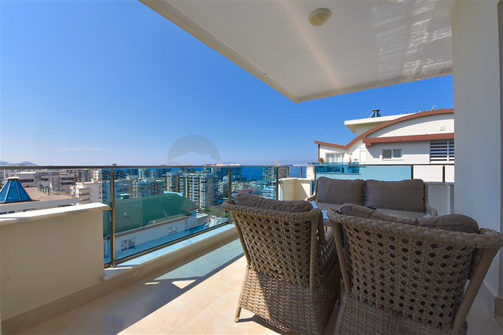 Просторный пентхаус 4+1 с видом на море в районе Махмутлар