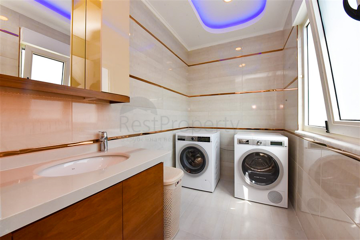 Просторный пентхаус 4+1 с видом на море в районе Махмутлар