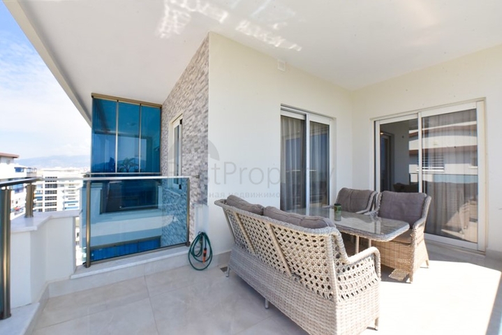 Просторный пентхаус 4+1 с видом на море в районе Махмутлар