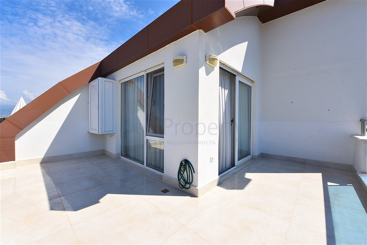 Просторный пентхаус 4+1 с видом на море в районе Махмутлар