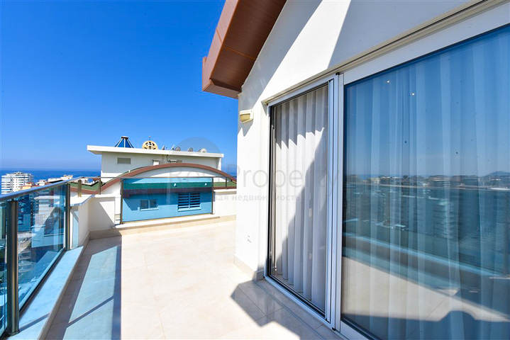 Просторный пентхаус 4+1 с видом на море в районе Махмутлар