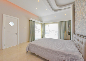 Просторный пентхаус 4+1 с видом на море в районе Махмутлар