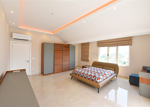 Просторный пентхаус 4+1 с видом на море в районе Махмутлар