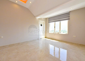 Просторный пентхаус 4+1 с видом на море в районе Махмутлар