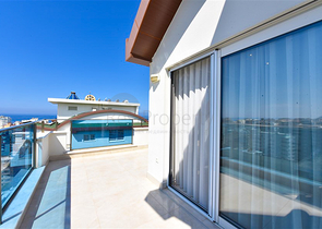 Просторный пентхаус 4+1 с видом на море в районе Махмутлар