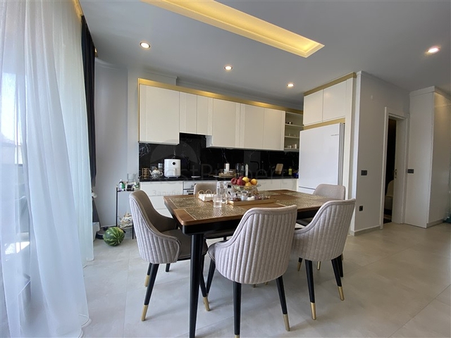 Трехкомнатный пентхаус в пешей доступности от моря с дизайнерским ремонтом