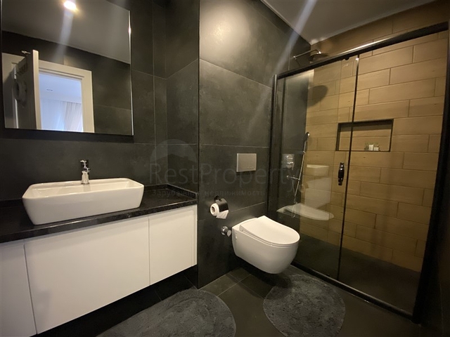 Трехкомнатный пентхаус в пешей доступности от моря с дизайнерским ремонтом