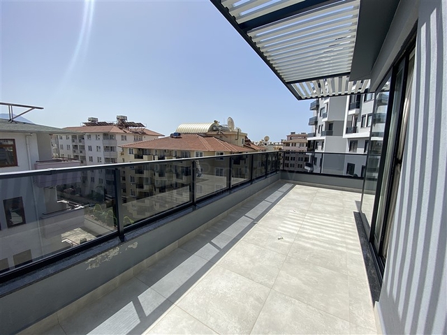 Трехкомнатный пентхаус в пешей доступности от моря с дизайнерским ремонтом