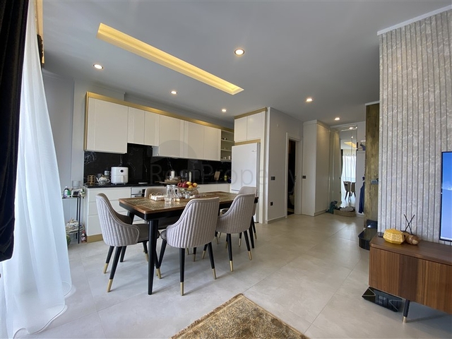 Трехкомнатный пентхаус в пешей доступности от моря с дизайнерским ремонтом