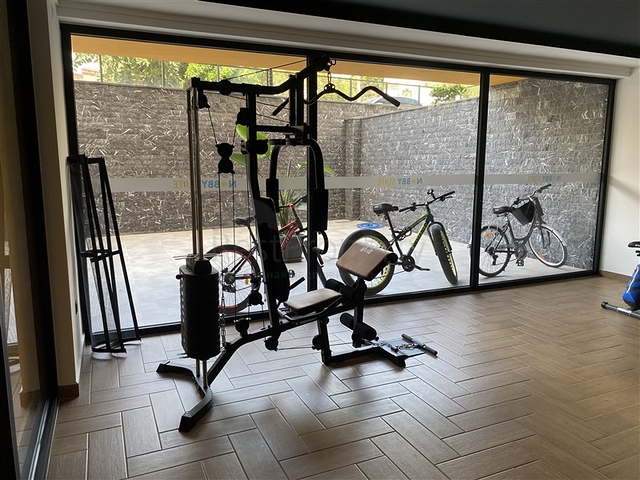 Трехкомнатный пентхаус в пешей доступности от моря с дизайнерским ремонтом