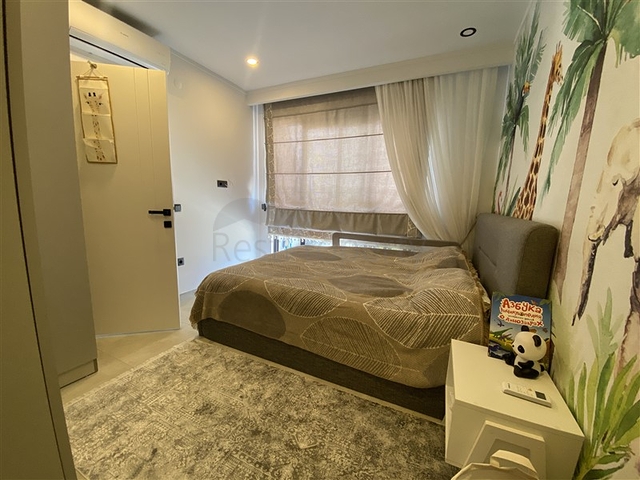 Трехкомнатный пентхаус в пешей доступности от моря с дизайнерским ремонтом