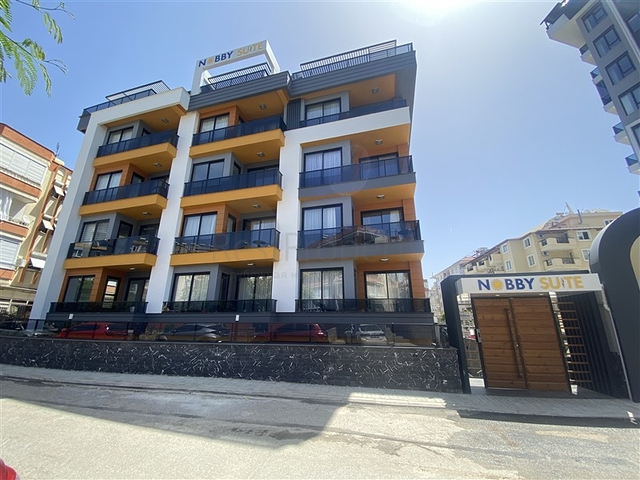 Трехкомнатный пентхаус в пешей доступности от моря с дизайнерским ремонтом