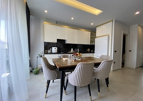 Трехкомнатный пентхаус в пешей доступности от моря с дизайнерским ремонтом