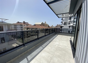 Трехкомнатный пентхаус в пешей доступности от моря с дизайнерским ремонтом