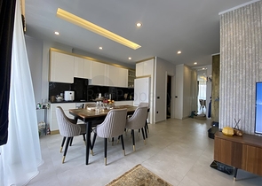 Трехкомнатный пентхаус в пешей доступности от моря с дизайнерским ремонтом