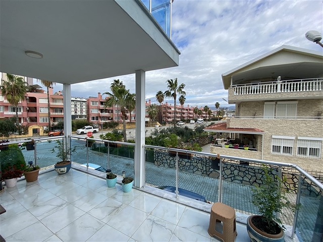 Вилла 6+2 с бассейном в районе Конаклы