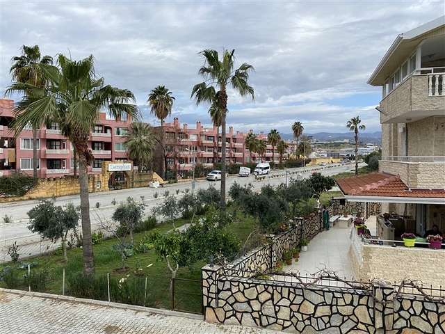 Вилла 6+2 с бассейном в районе Конаклы