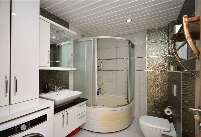 Трехкомнатная просторная квартира с отдельной кухней в районе Оба