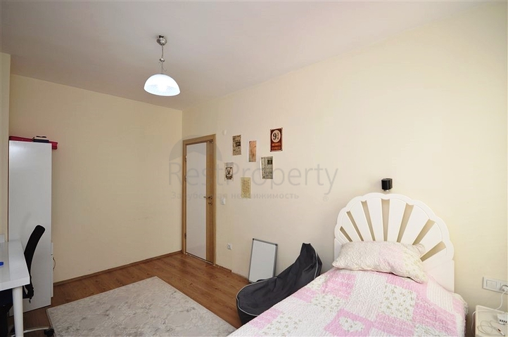 Трехкомнатная просторная квартира с отдельной кухней в районе Оба