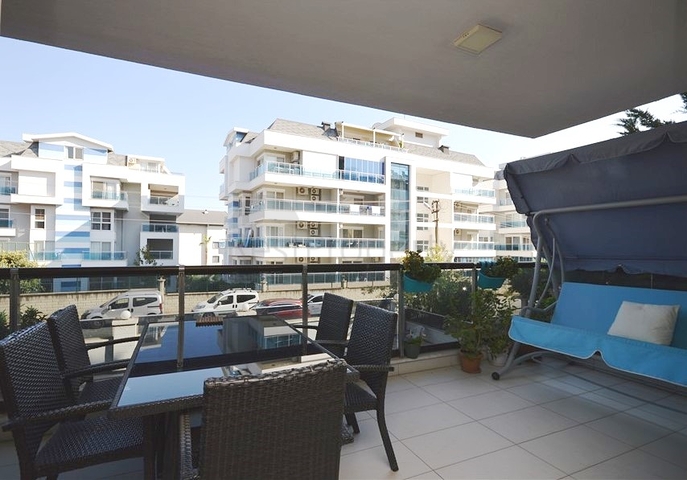 Трехкомнатная просторная квартира с отдельной кухней в районе Оба