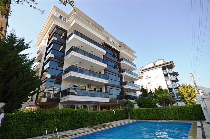 Трехкомнатная просторная квартира с отдельной кухней в районе Оба