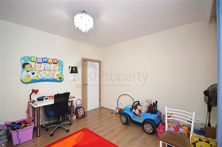 Трехкомнатная просторная квартира с отдельной кухней в районе Оба