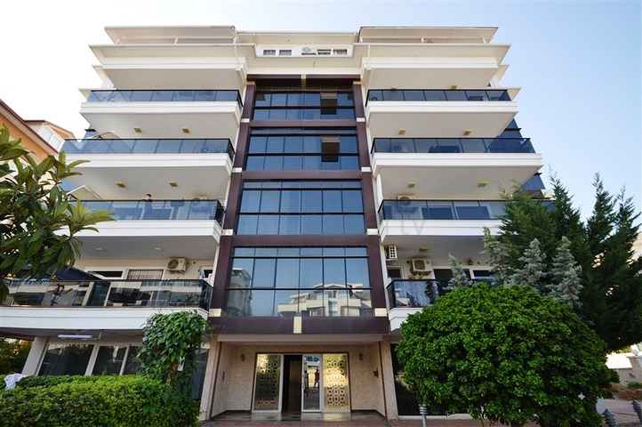 Трехкомнатная просторная квартира с отдельной кухней в районе Оба