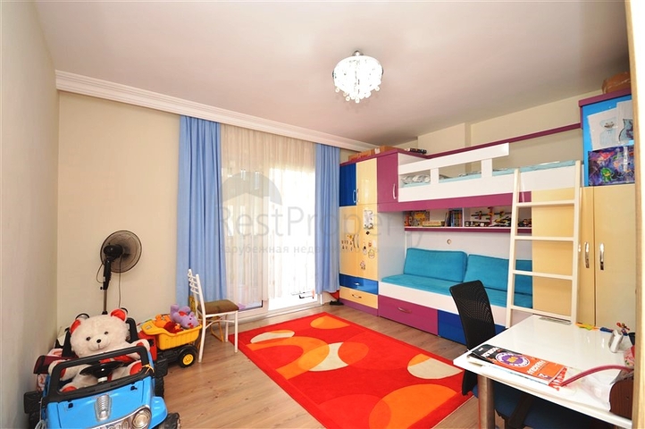 Трехкомнатная просторная квартира с отдельной кухней в районе Оба