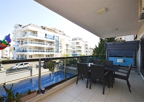 Трехкомнатная просторная квартира с отдельной кухней в районе Оба