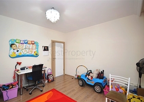 Трехкомнатная просторная квартира с отдельной кухней в районе Оба