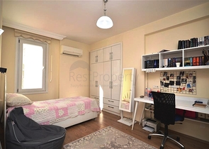 Трехкомнатная просторная квартира с отдельной кухней в районе Оба