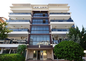 Трехкомнатная просторная квартира с отдельной кухней в районе Оба