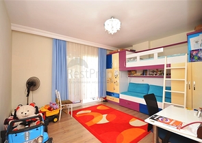 Трехкомнатная просторная квартира с отдельной кухней в районе Оба