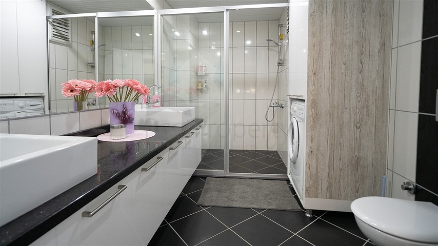 Квартира планировкой 2+1 на первой береговой линии в Оба