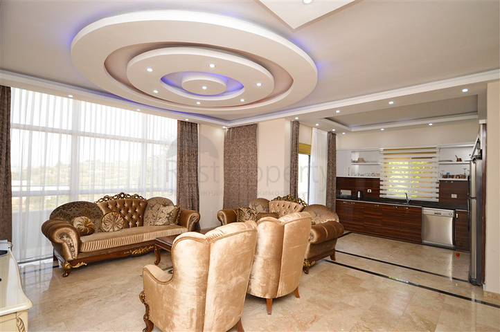 Вилла в сите 4+1 с небольшим садом и видом на море и горы в живописном районе Каргыджак