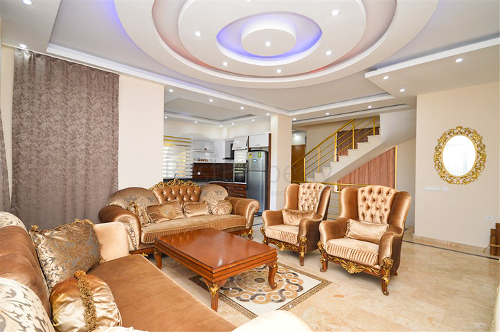 Вилла в сите 4+1 с небольшим садом и видом на море и горы в живописном районе Каргыджак