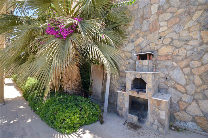 Вилла в сите 4+1 с небольшим садом и видом на море и горы в живописном районе Каргыджак