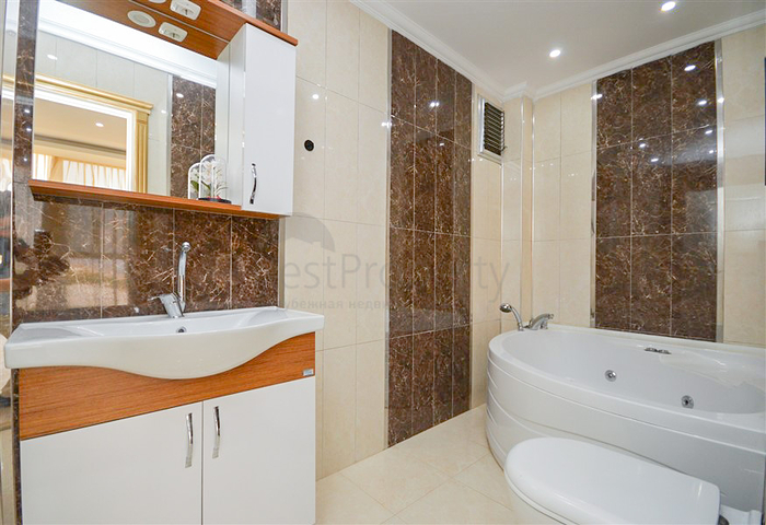 Вилла в сите 4+1 с небольшим садом и видом на море и горы в живописном районе Каргыджак