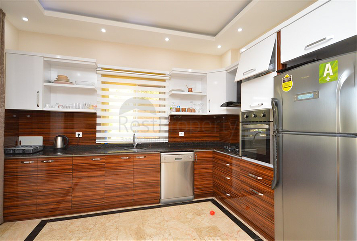 Вилла в сите 4+1 с небольшим садом и видом на море и горы в живописном районе Каргыджак