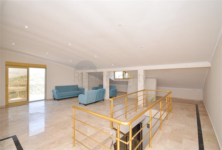 Вилла в сите 4+1 с небольшим садом и видом на море и горы в живописном районе Каргыджак