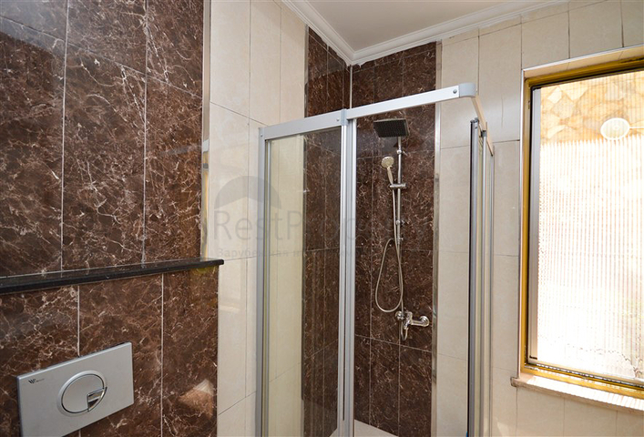 Вилла в сите 4+1 с небольшим садом и видом на море и горы в живописном районе Каргыджак