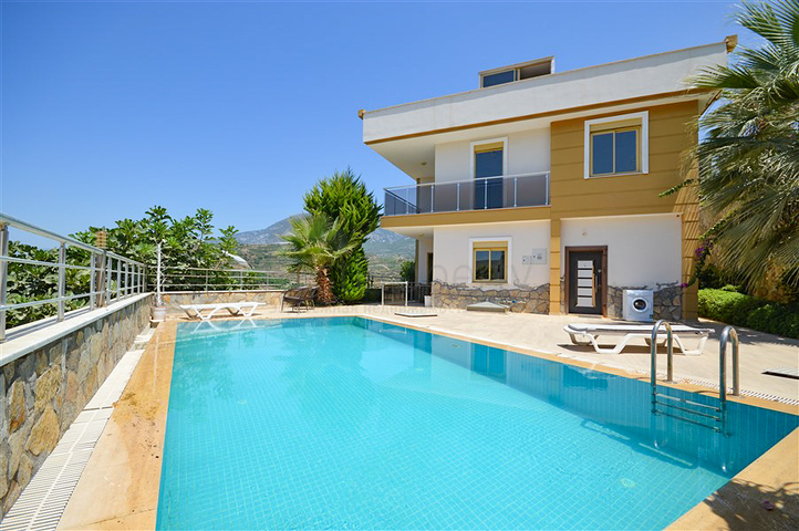 Вилла в сите 4+1 с небольшим садом и видом на море и горы в живописном районе Каргыджак